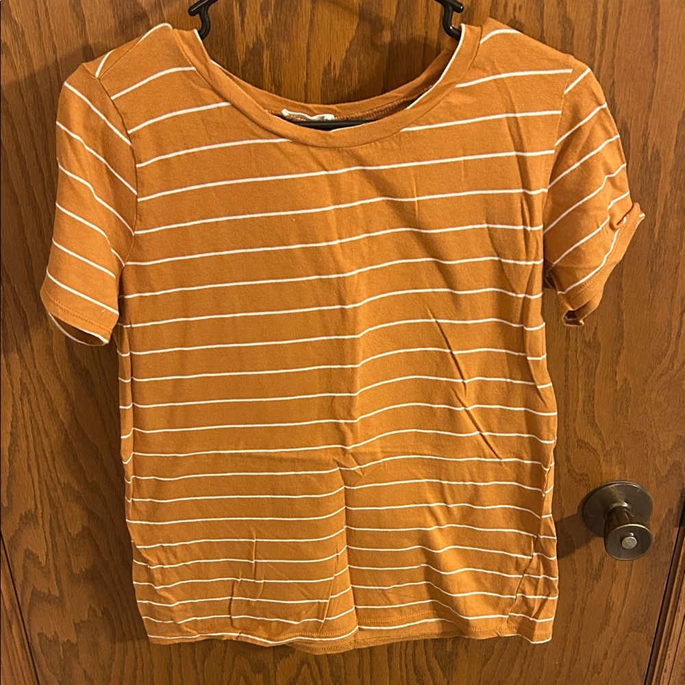 Women’s Large gold and white striped short sleeve tee T-shirt yellow chair